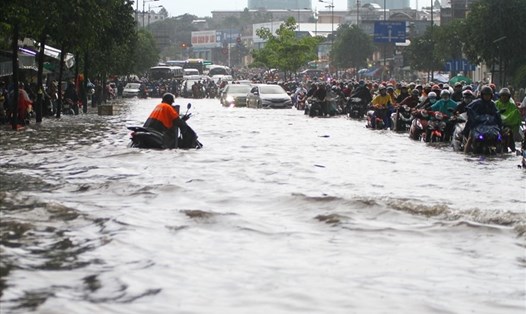 Ngập nước trên đường Phạm Văn Đồng (quận Thủ Đức, TPHCM).  Ảnh: Minh Quân
