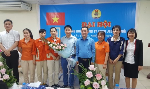 Ông Đinh Quốc Toản - Chủ tịch Công đoàn các KCN-CX Hà Nội (thứ 4 từ phải qua) - dự và chỉ đạo một đại hội của công đoàn cơ sở. Ảnh: KCN