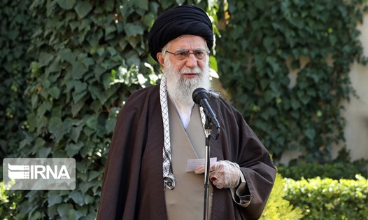 Lãnh tụ tối cao Cách mạng Hồi giáo Ayatollah Seyed Ali Khamenei lên tiếng kêu gọi người dân và các tổ chức cùng chung tay chống dịch COVID-19. Ảnh: IRNA