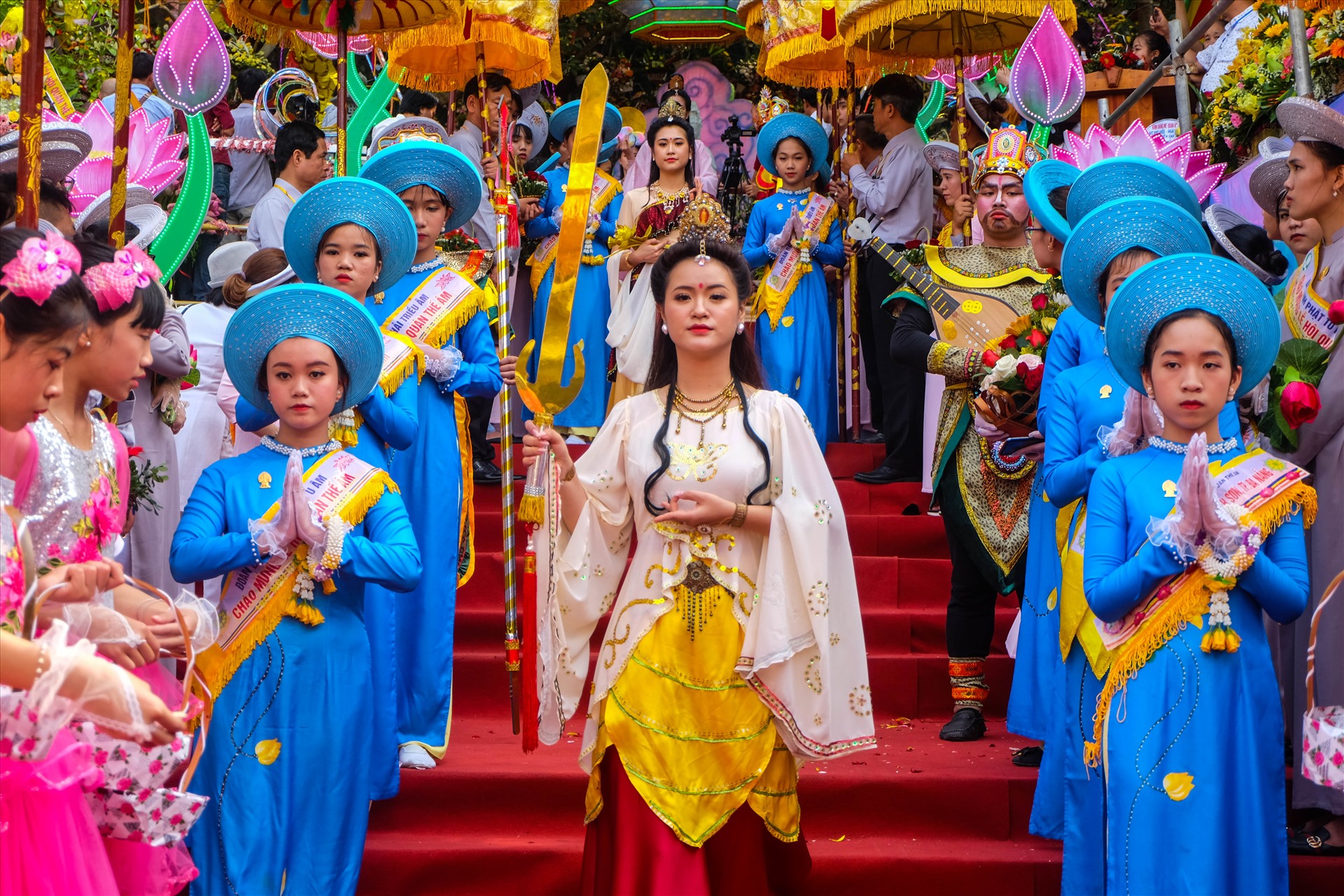 Cung nghinh Phật mẹ Quán Thế Âm tại Lễ hội Quán Thế Âm. ảnh: Hoàng Vinh
