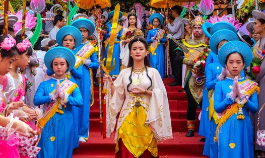 Cung nghinh Phật mẹ Quán Thế Âm tại Lễ hội Quán Thế Âm. ảnh: Hoàng Vinh