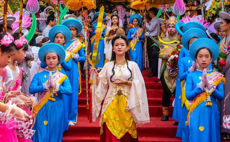 Cung nghinh Phật mẹ Quán Thế Âm tại Lễ hội Quán Thế Âm. ảnh: Hoàng Vinh