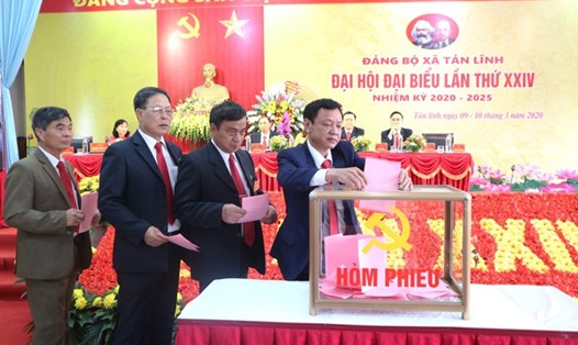 Các đảng viên bỏ phiếu bầu Ban Chấp hành Đảng bộ xã Tản Lĩnh (huyện Ba Vì), nhiệm kỳ 2020-2025. Ảnh: Tuấn Lương