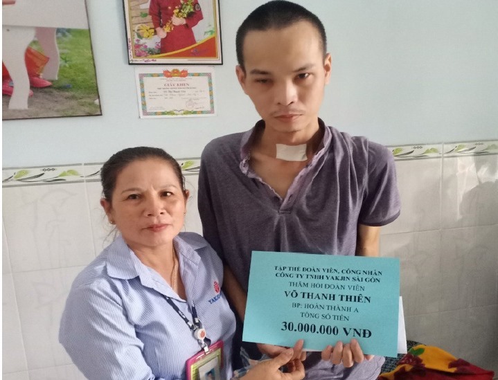 Đại diện BCH Công đoàn Công ty đến thăm gia đình đoàn viên Võ Thiên Thanh.