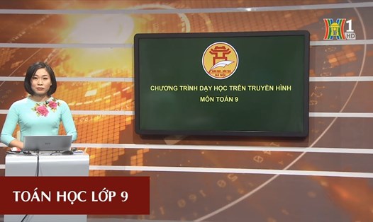 Giáo viên Hà Nội thực hiện dạy học qua truyền hình.