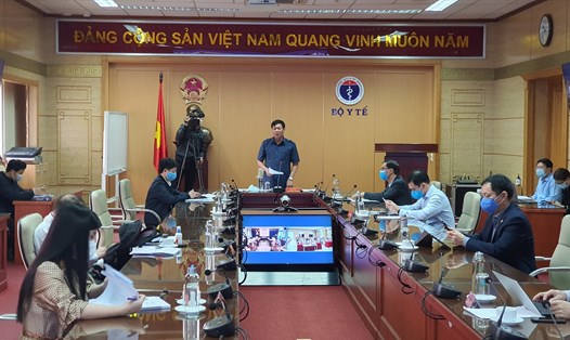 Thứ trưởng Bộ Y tế Đỗ Xuân Tuyên chủ trì cuộc họp. Ảnh: BYT