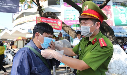 Lực lượng chức năng Đà Nẵng thường xuyên kiểm tra, nhắc nhở người dân đeo khẩu trang y tế khi ra đường.