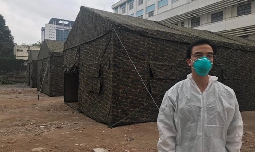 GS Nguyễn Quang Tuấn trước khu vực bệnh viện dã chiến. Ảnh: BVCC