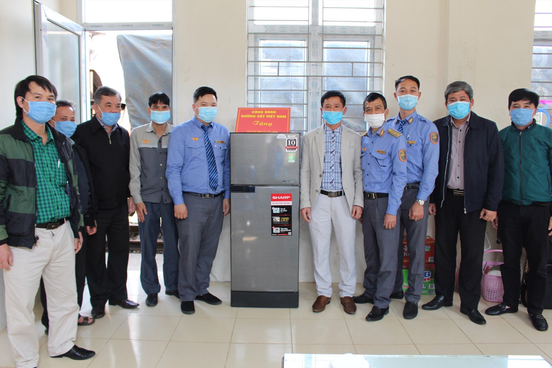 Công đoàn Đường sắt Việt Nam trao tặng tủ lạnh trang cấp cho công nhân lao động phục vụ chạy tàu liên vận quốc tế tại ga Lào Cai. Ảnh: Đ.S