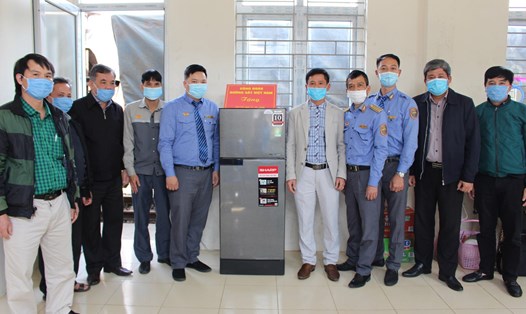 Công đoàn Đường sắt Việt Nam trao tặng tủ lạnh trang cấp cho công nhân lao động phục vụ chạy tàu liên vận quốc tế tại ga Lào Cai. Ảnh: Đ.S