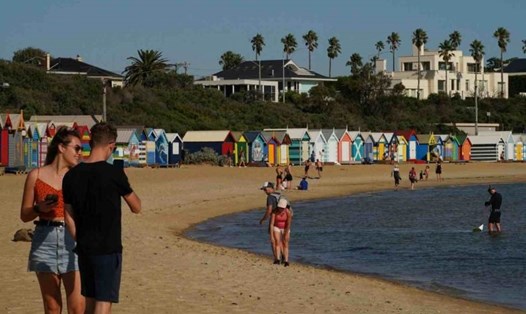 Người dân tại bãi biển Brighton, Melbourne, Australia hôm 28.3. Ảnh: Straits Times/EPA-EFE.