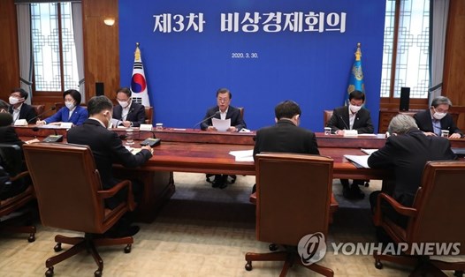 Phiên họp thứ 3 của Hội đồng Kinh tế Khẩn cấp tại Văn phòng Tổng thống Hàn Quốc Moon Jae-in hôm 30.3. Ảnh: Yonhap.