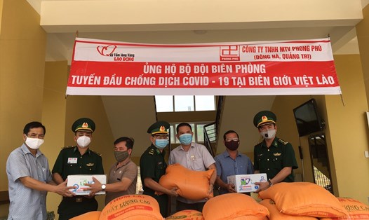 Đại diện Quỹ Tấm lòng vàng Lao Động cùng Công ty TNHH MTV Phong Phú trao quà ủng hộ Đồn Biên phòng CKQT Lao Bảo. Ảnh: G.L