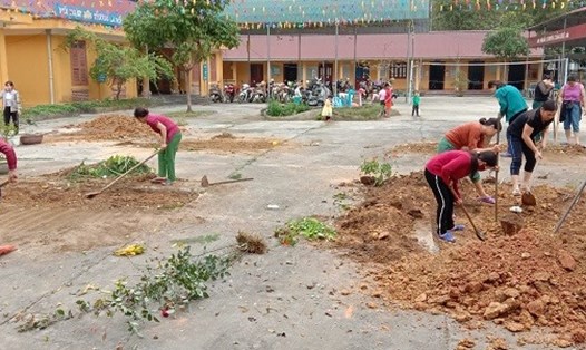 Giáo viên Trường mầm non Thượng Lâm trồng cây xanh trong khuôn viên nhà trường.