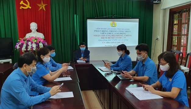 Các đồng chí Thường trực và Ban Thường vụ LĐLĐ tỉnh thực hiện tin nhắn qua điện thoại để ủng hộ phòng, chóng dịch bệnh COVID- 19.