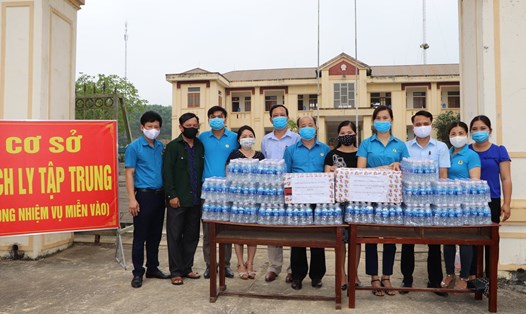 LĐLĐ huyện Vũ Quang trao 1000 khẩu trang, nước uống và nước rửa tay khử khuẩn cho Khu cách ly ở trụ sở xã Hương Điền (cũ).