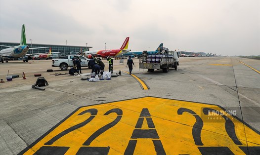 Ngành GTVT tận dụng thời điểm “vàng” để duy tu bảo dưỡng đường cất hạ cánh của sân bay Nội Bài. Ảnh: Tô Thế