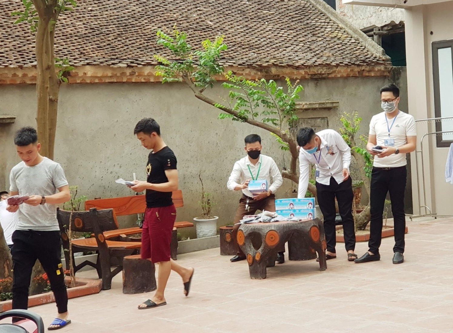Công ty phát khẩu trang miễn phí cho công nhân trong khu trọ.