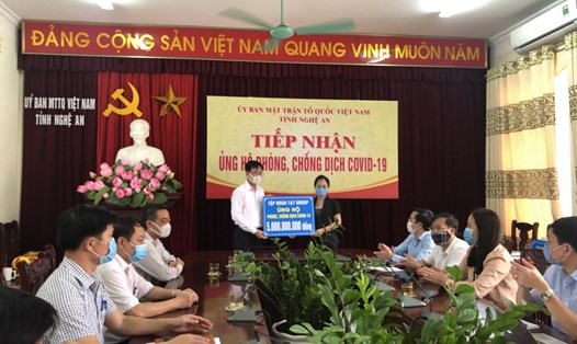 Đại diện Tập đoàn T&T Group trao 5 tỷ đồng ủng hộ cuộc chiến chống dịch COVID-19 của tỉnh Nghệ An