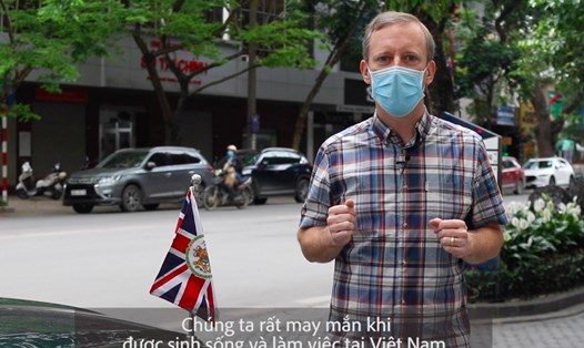 Đại sứ Anh Gareth Ward gửi thông điệp đến công dân Anh tại Việt Nam. Ảnh: ĐSQ Anh