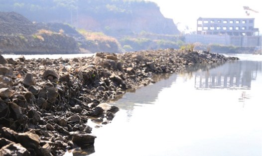 Nhà máy thủy điện Chư Pông Krông thi công khiến dòng chảy xuống hạ lưu sông Krông Nô hoàn toàn bị thay đổi. Ảnh: H.L