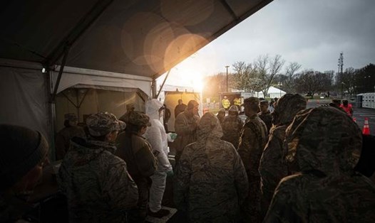 Các thành viên của Lực lượng Vệ binh Quốc gia New Jersey tập huấn về quy trình xét nghiệm tại chỗ COVID-19. Ảnh: Military.