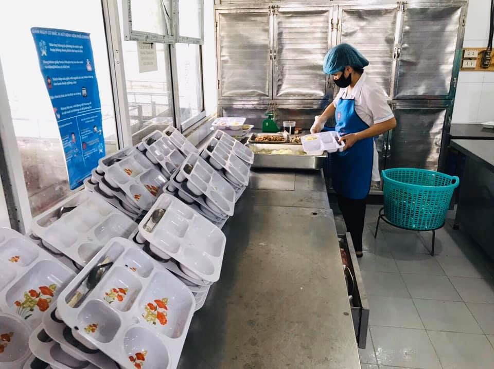 Nhân viên Công ty Trường Sinh cung cấp suất ăn cho các bệnh viện. Ảnh: Chi Quỳnh