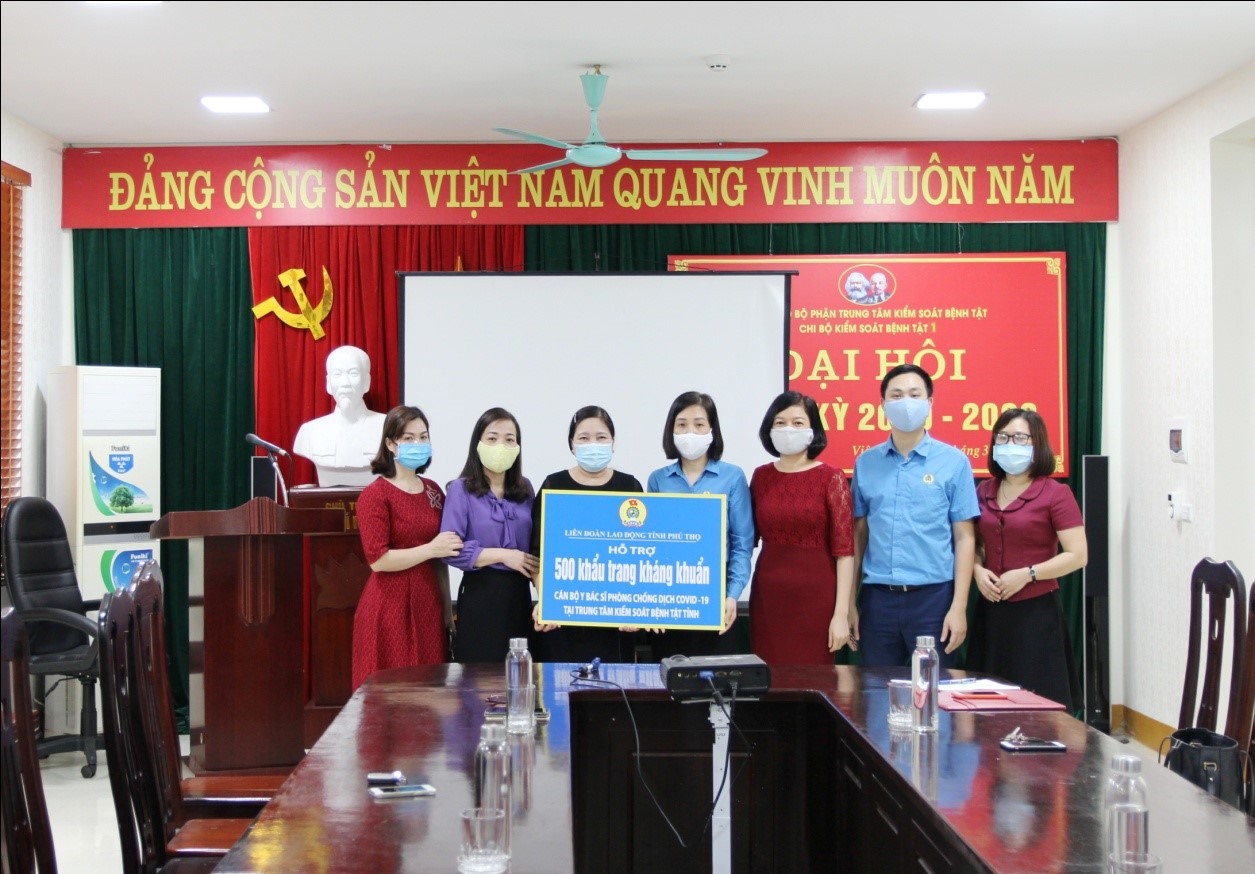 Đồng chí Hoàng Minh Thắm – Chủ tịch Công đoàn ngành Y tế tỉnh thừa ủy quyền của Ban Thường vụ Liên đoàn Lao động tỉnh trao khẩu trang y tế tới Trung tâm Kiểm soát bệnh tật tỉnh.