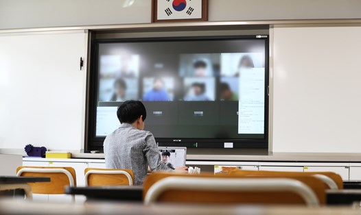 Giáo viên 1 trường tiểu học ở Sejong, Hàn Quốc tham gia dạy học trực tuyến cho học sinh. Ảnh: Yonhap.