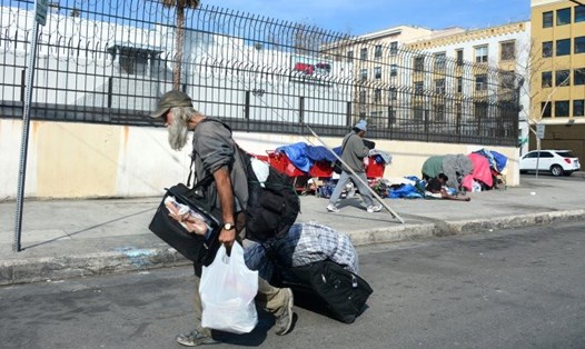 Những người vô gia cư trên một đường phố ở Los Angeles, California, Mỹ. Ảnh: AFP