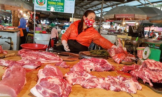 Ngày 31.3.2020, giá thịt lợn tại các chợ vẫn cao, ở mức từ 130.000-170.000 đồng/kg. Ảnh: Kh.V