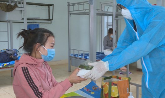 Công an tỉnh Đắk Lắk chuẩn bị các suất cơm dành cho bệnh nhân cách ly. Ảnh: LX