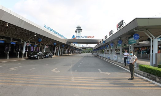 Bên ngoài sân bay Tân Sơn Nhất chỉ có lác đác những nhân viên an ninh hàng không. Ảnh: PV