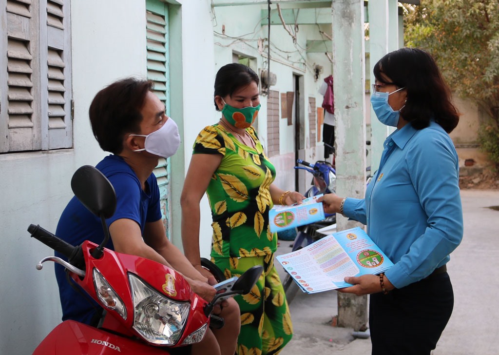 Cán bộ công đoàn phát tờ rơi tuyên truyền về dịch bệnh cho công nhân các khu nhà trọ. Ảnh: S.H
