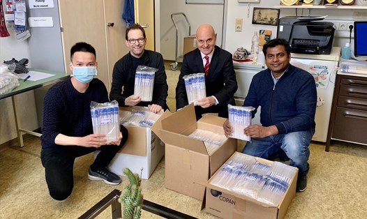 Bác sĩ Bùi Văn Long (ngoài cùng bên trái) vận chuyển 6.000 ống lấy mẫu bệnh phẩm sang Đức. Ảnh: Viện nghiên cứu Y học nhiệt đới /Đại học Tuebingen