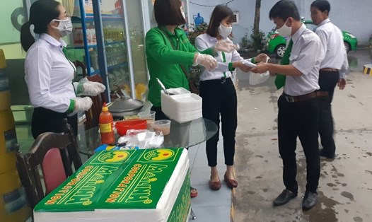Công đoàn Cty Mai Linh Ninh Bình phát đồ ăn sáng cho lái xe. Ảnh: NT
