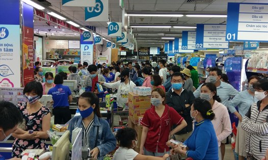 Các chợ, siêu thị ở TPHCM vẫn hoạt động bình thường, người dân không nên tích trữ hàng hóa.  Ảnh: Minh Quân