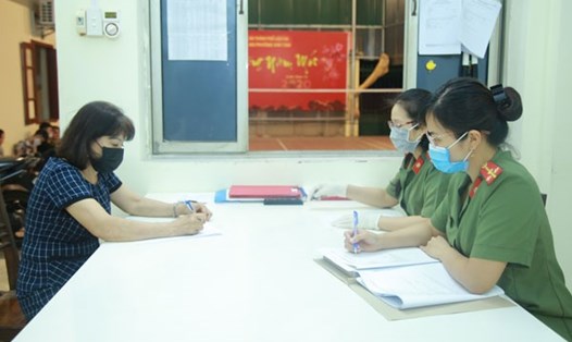 Công anTP Lào Cai lập biên bản xử phạt chủ cơ sở kinh doanh dịch vụ internet – Hgame. Ảnh: Công an cung cấp