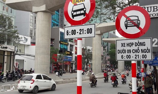 Hà Nội bỏ biển cấm taxi và xe hợp đồng dưới 9 chỗ. Ảnh GT