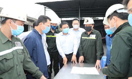 Lãnh đạo tỉnh Quảng Ninh và TKV, Tổng Công ty Đông Bắc có mặt tại hiện trường chỉ đạo công tác giải cứu. Ảnh: Đỗ Phương