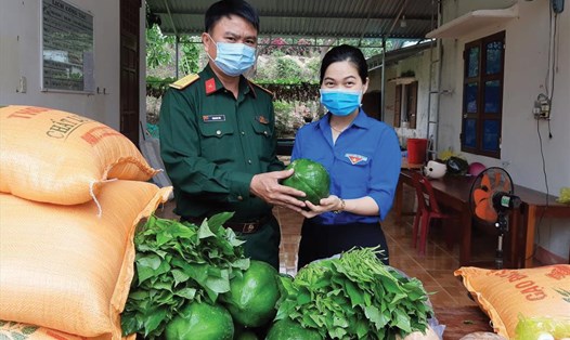 Đoàn viên thanh niên hỗ trợ rau, củ, quả, gạo... cho khu cách ly tập trung ở huyện Hướng Hóa. Ảnh: TH