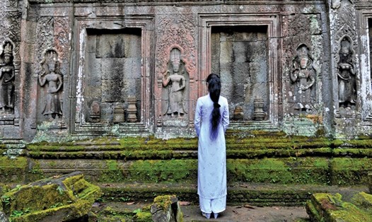 Áo dài Việt tại Angkor Wat (Campuchia). ảnh: VV