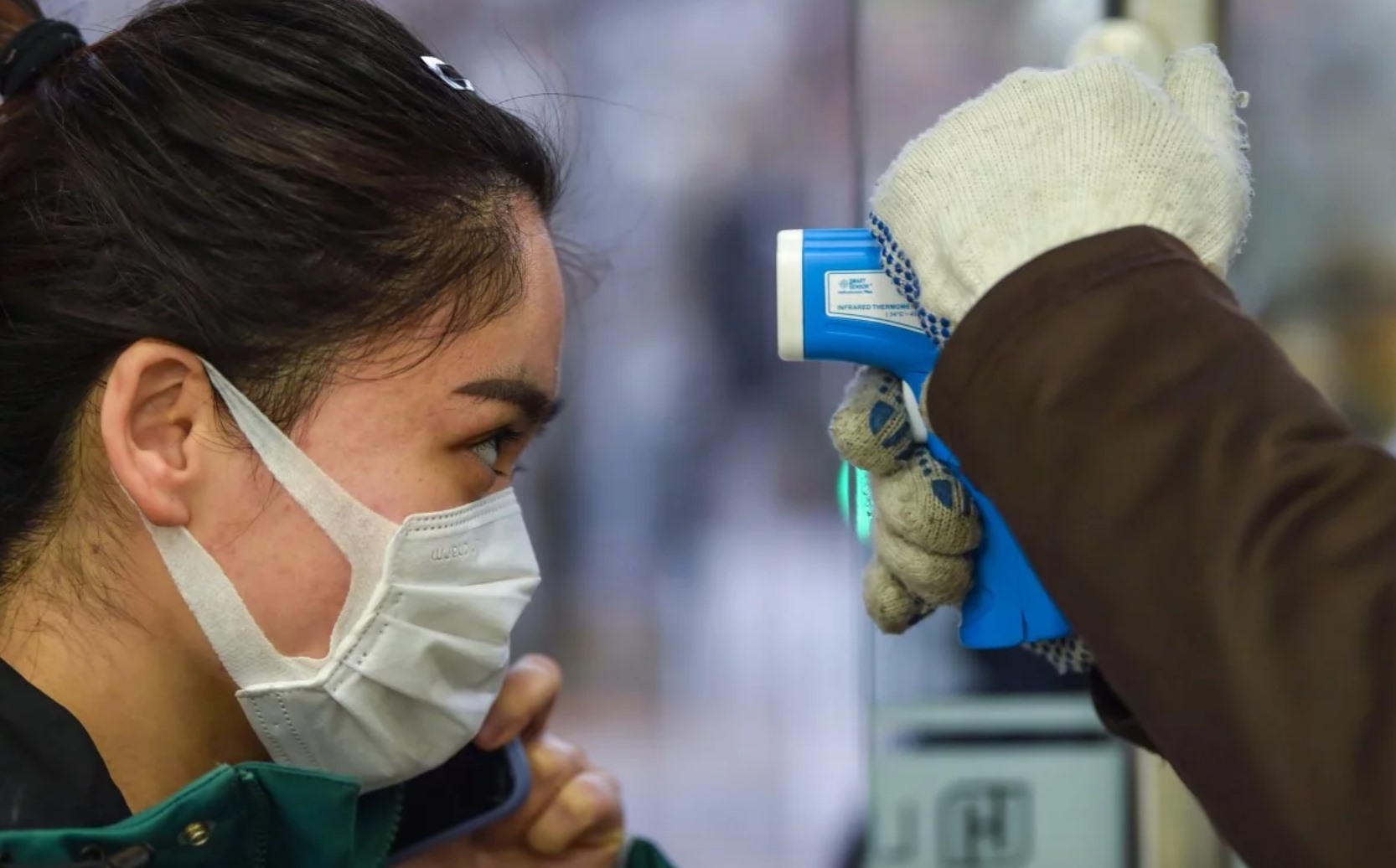 Kiểm tra nhiệt độ ở một siêu thị tại Thượng Hải. Ảnh: AFP