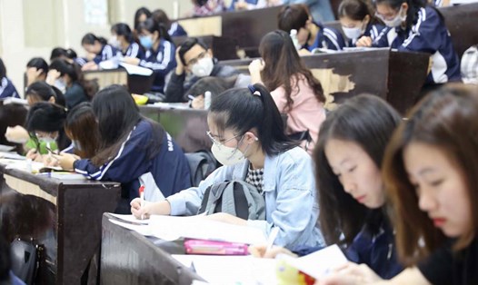 Sinh viên Đại học Quốc gia Hà Nội trở lại học tập sau 1 tháng nghỉ học để phòng dịch.
