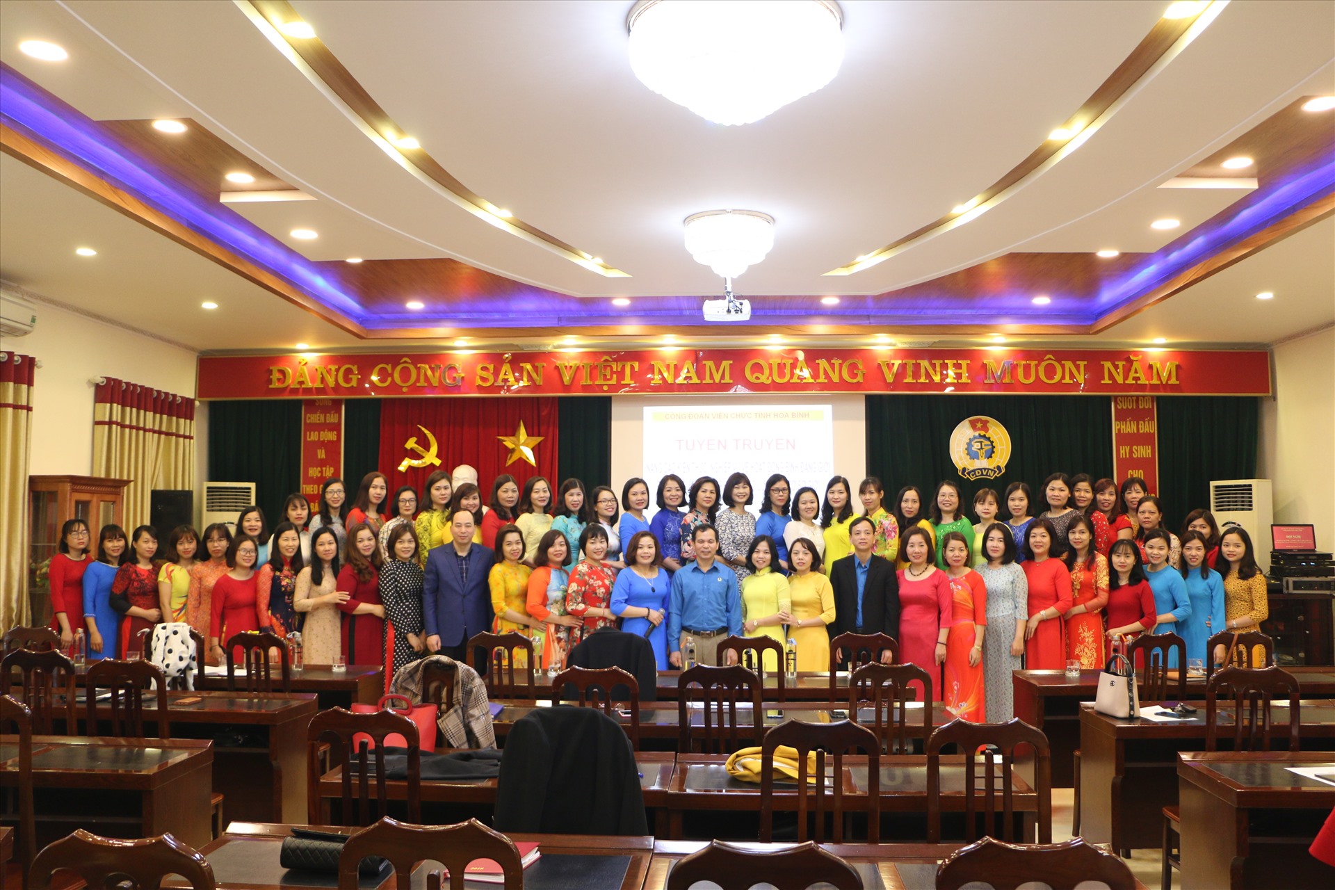Các đại biểu chụp ảnh lưu niệm.