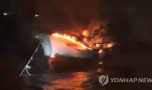 Tàu cá cháy ngoài khơi đảo Jeju, Hàn Quốc sáng 4.3. Ảnh: Yonhap.