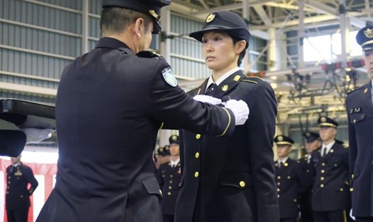 Trung sĩ Reina Hashiba 
(bên phải) tham dự lễ bế mạc khóa huấn luyện tại doanh trại Narashino, Chiba hôm 4.3. Ảnh: Mainichi.