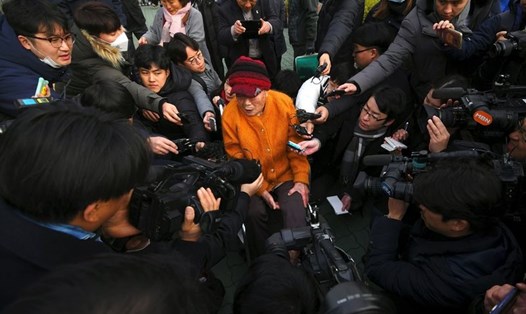 Phóng viên Hàn Quốc tác nghiệp bên ngoài tòa án tối cao ở Seoul. Ảnh: Getty.