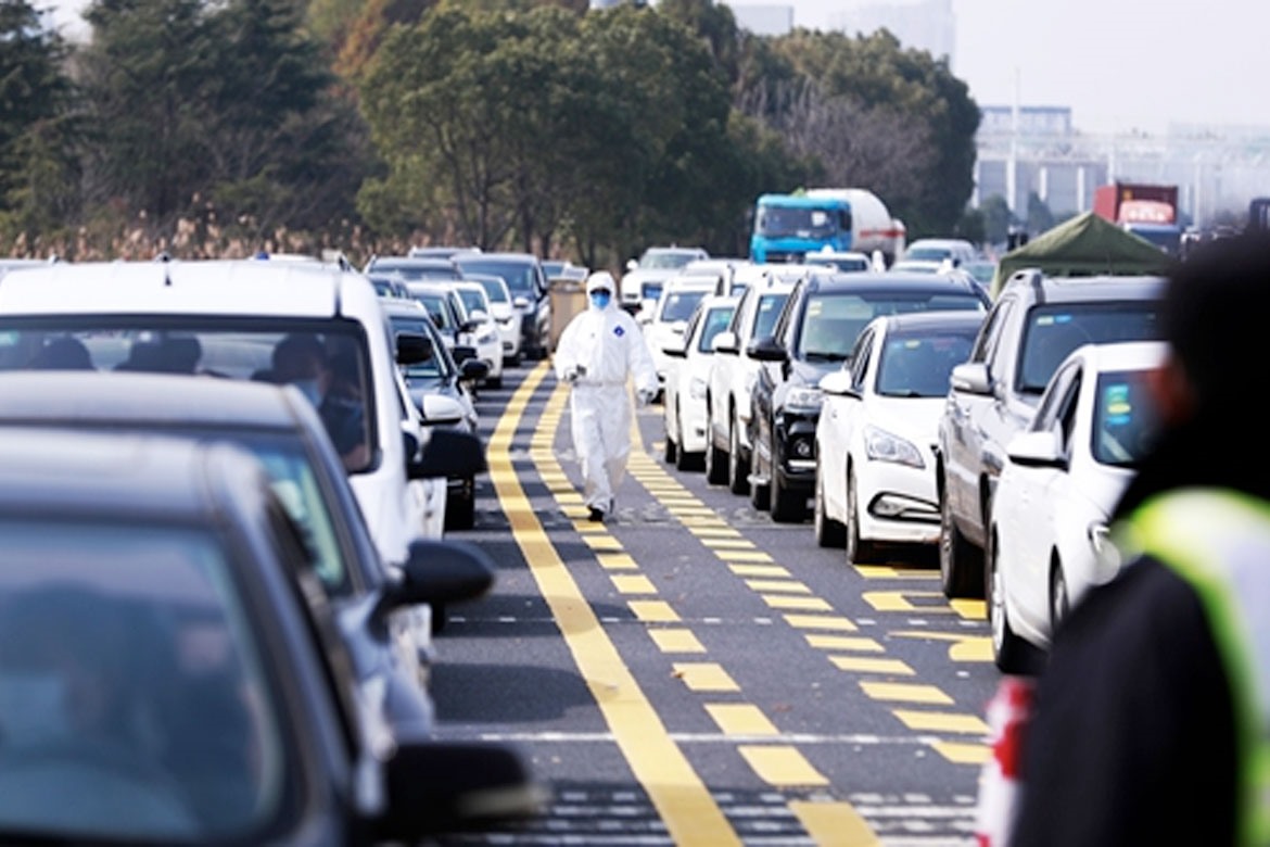 Xe xếp hàng chờ kiểm dịch tại một trạm kiểm soát an ninh công cộng trên đường cao tốc Thượng Hải - Trùng Khánh. Ảnh: CNS