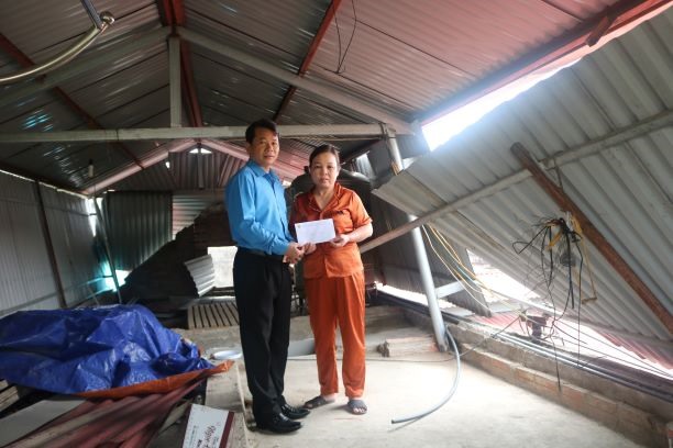 Đồng chí Phan Tiến Thạch, Chủ tịch LĐLĐ tỉnh Yên Bái thăm hỏi gia đình Đoàn viên Nguyễn Thị Thảo (CĐCS Trường Mầm non Nguyễn Phúc). Ảnh: Mạnh Hùng